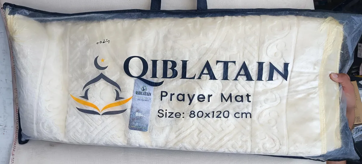 Embossed Velvet Prayer Mat - Qiblatain